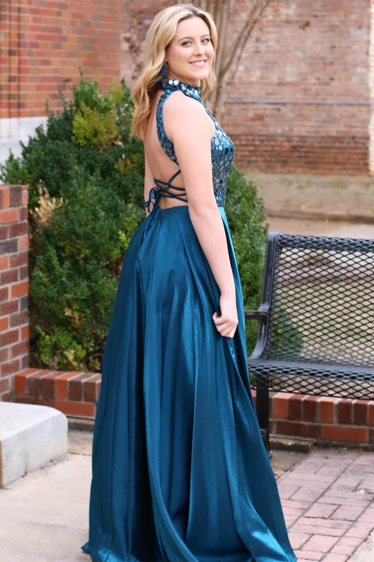 Dalley | Vestido formal largo con cuello halter y espejo de cristal tallado en verde azulado