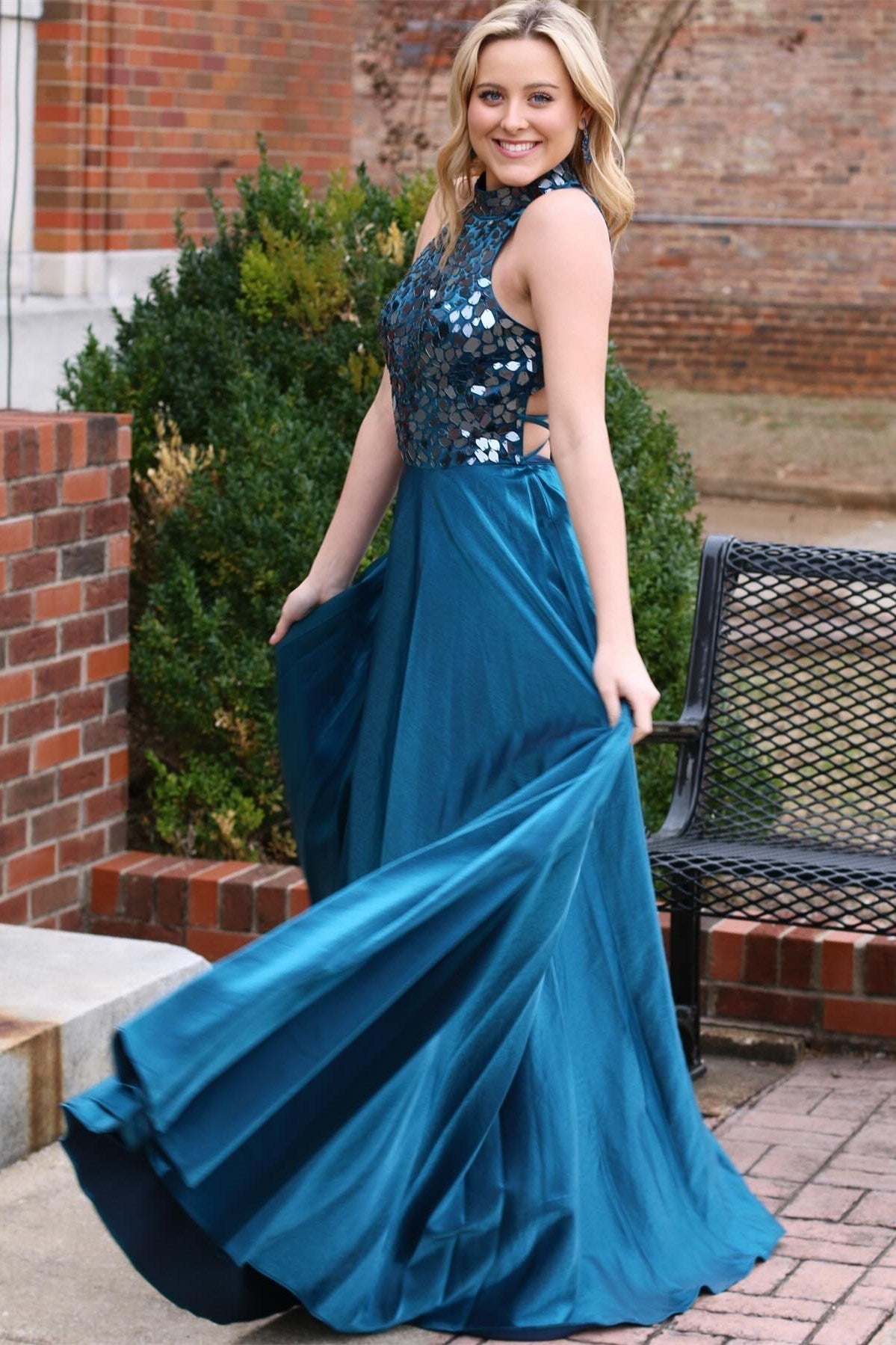 Dalley | Vestido formal largo con cuello halter y espejo de cristal tallado en verde azulado