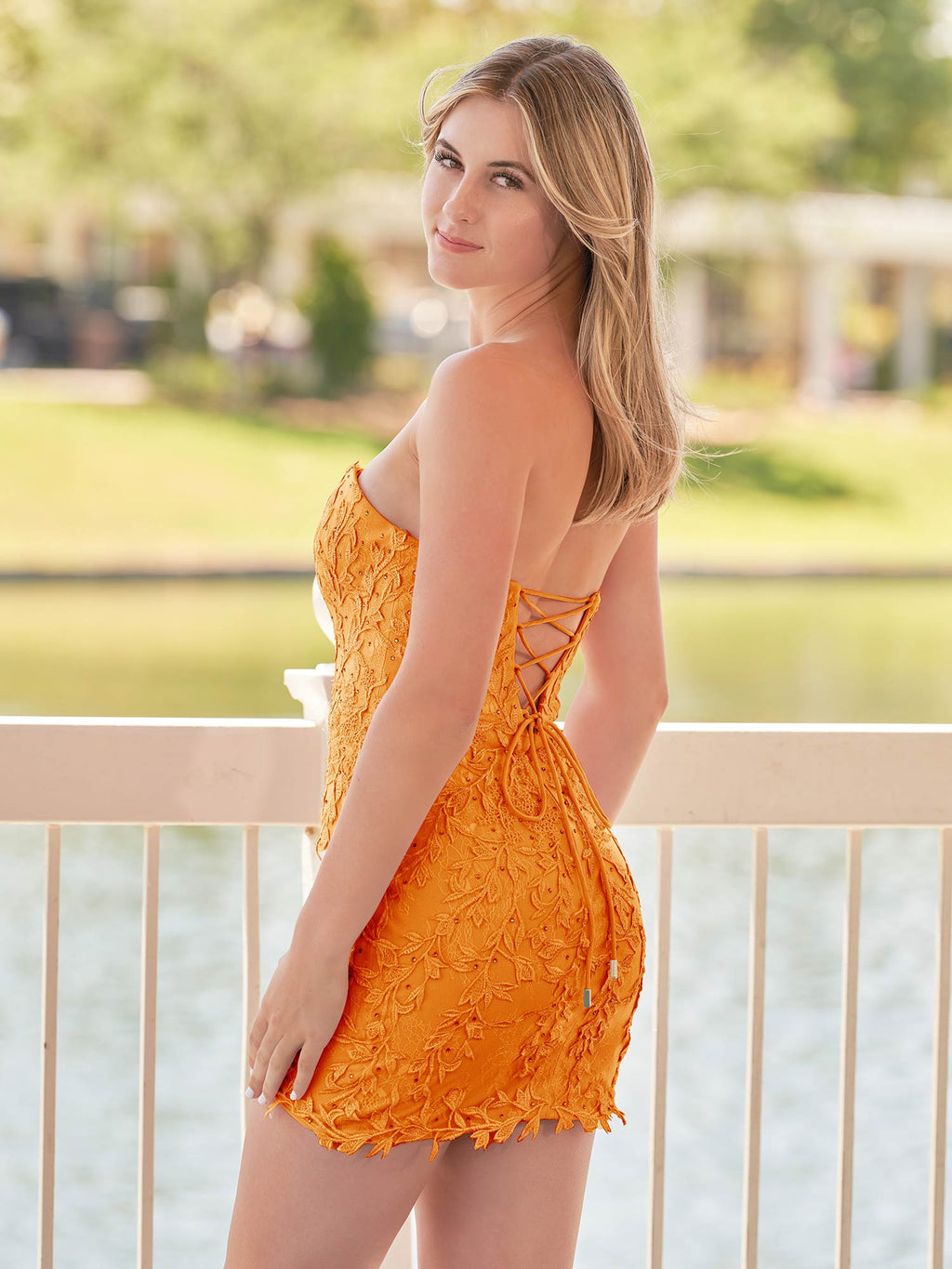 Damaris | Vestido de fiesta rosa ajustado, corto, de encaje y con apliques