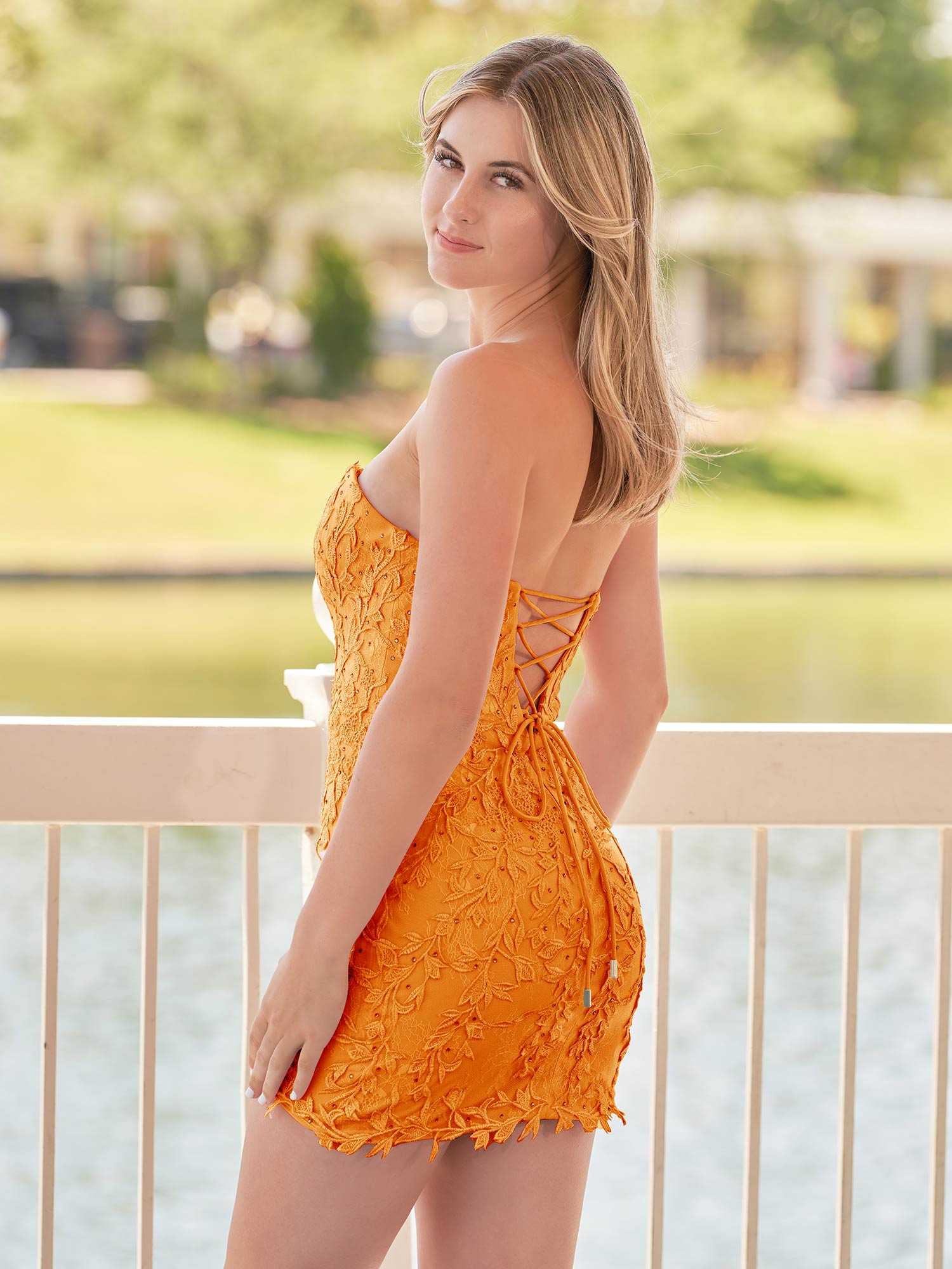 Damaris | Vestido de fiesta rosa ajustado, corto, de encaje y con apliques