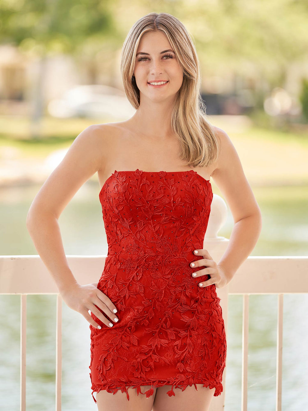 Damaris | Vestido de fiesta rosa ajustado, corto, de encaje y con apliques