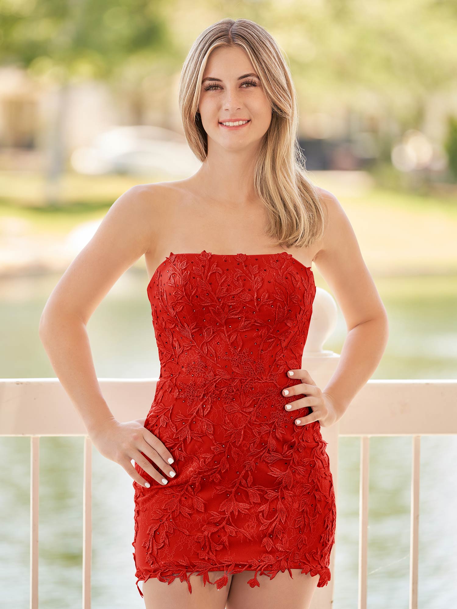 Damaris | Vestido de fiesta rosa ajustado, corto, de encaje y con apliques