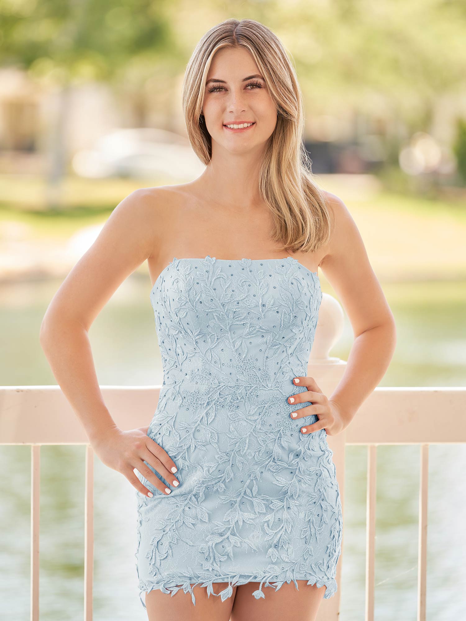 Damaris | Vestido de fiesta rosa ajustado, corto, de encaje y con apliques