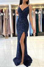 Vestido de noche largo azul oscuro con escote en V y tirantes finos con purpurina y abertura