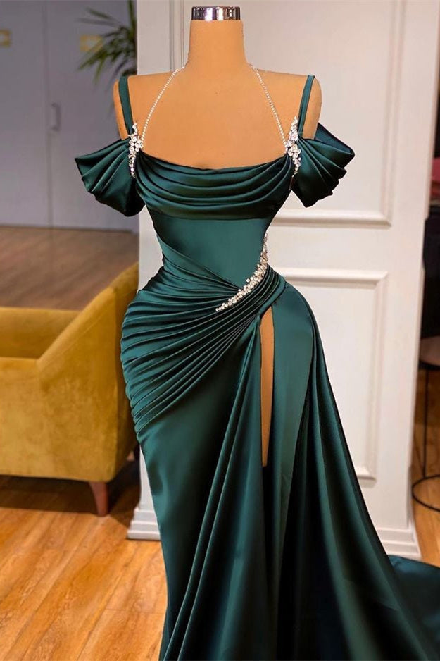 Vestido de fiesta largo verde oscuro de corte sirena con hombros descubiertos y abertura
