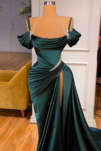 Vestido de fiesta largo verde oscuro de corte sirena con hombros descubiertos y abertura