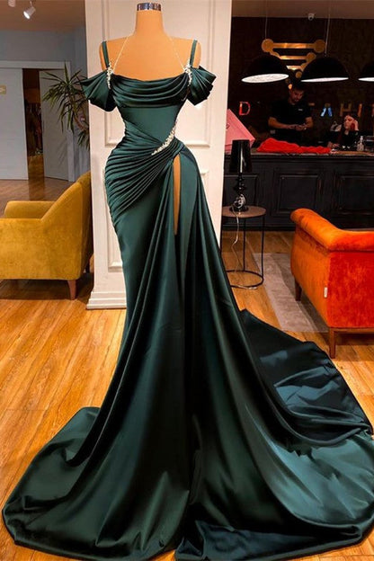 Vestido de fiesta largo verde oscuro de corte sirena con hombros descubiertos y abertura