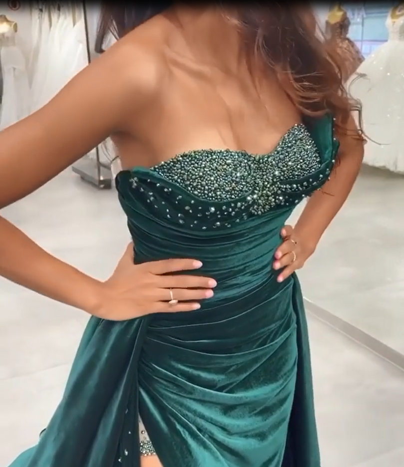 Vestido de fiesta verde oscuro con lentejuelas, sin mangas, escote corazón, largo hasta el suelo, corte A y abertura frontal