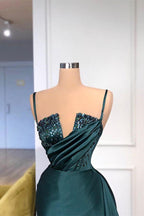 Vestido de fiesta largo de sirena con tirantes finos en verde oscuro y cuentas