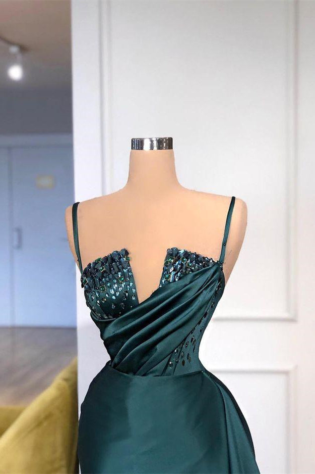 Vestido de fiesta largo de sirena con tirantes finos en verde oscuro y cuentas