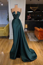 Vestido de fiesta largo de sirena con tirantes finos en verde oscuro y cuentas