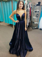 Vestido de graduación formal azul marino oscuro largo de satén con escote en V y espalda abierta
