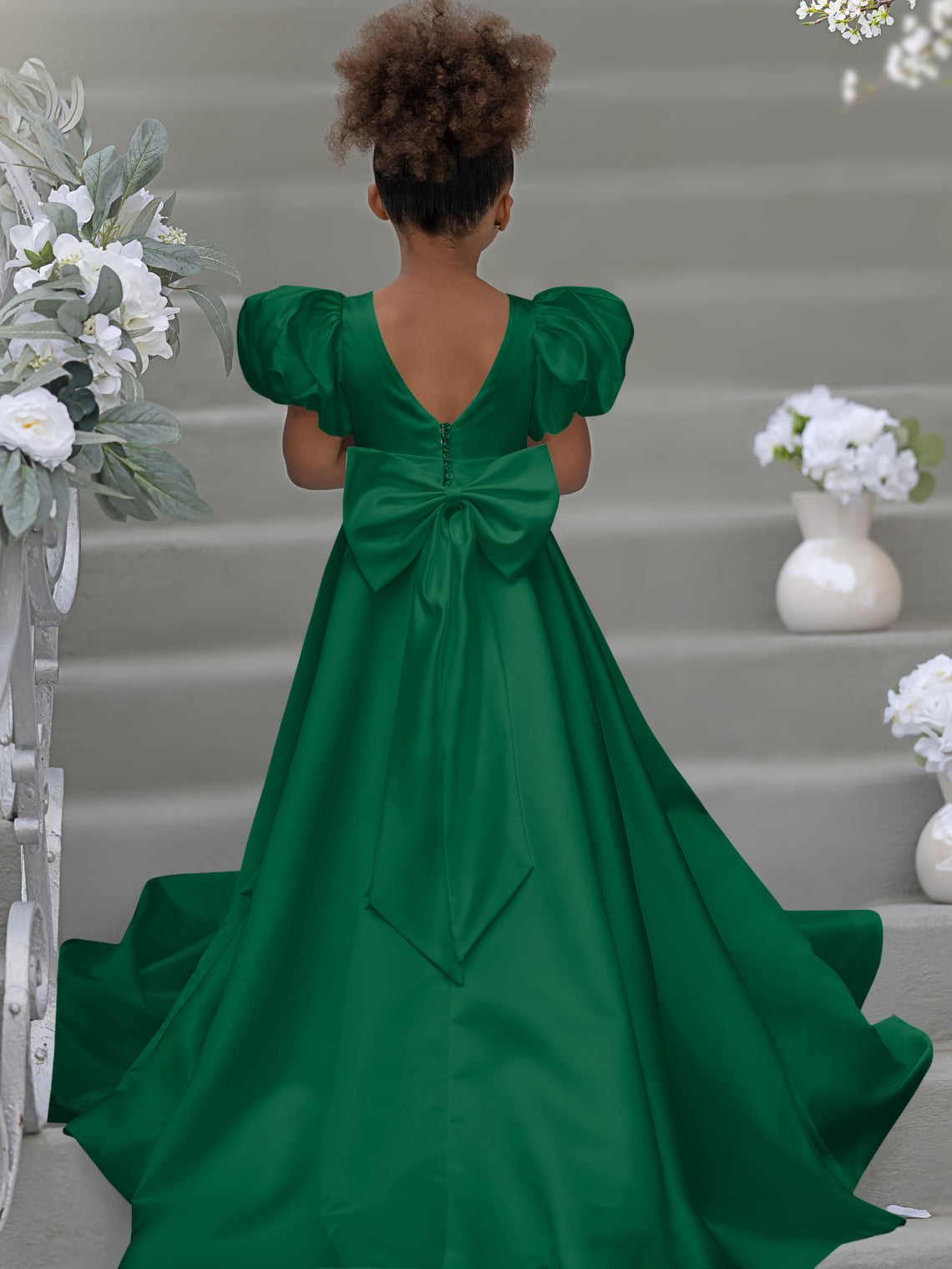 Blumenmädchenkleid mit Puffärmeln, Schleife, Knopfleiste hinten und Schleppe 