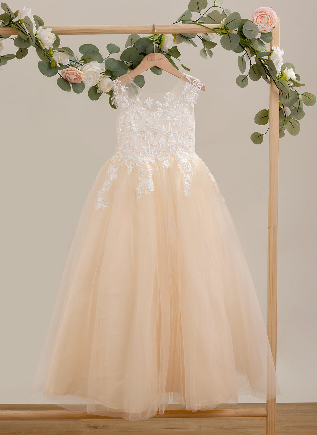 Vestido rosa de tul con encaje y corte en A hasta el suelo (010226589)