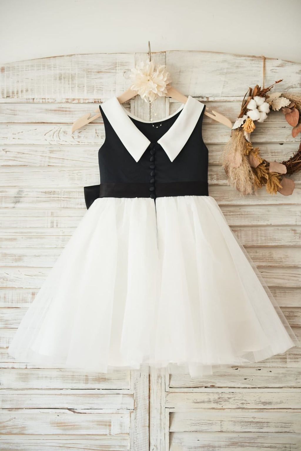 Knielanges schwarzes Blumenmädchenkleid aus Satintüll 