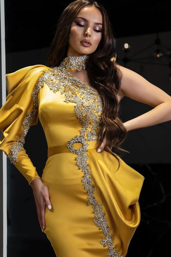 Gelbes Neckholder-Meerjungfrauen-Ballkleid mit einer Schulter und langen Ärmeln