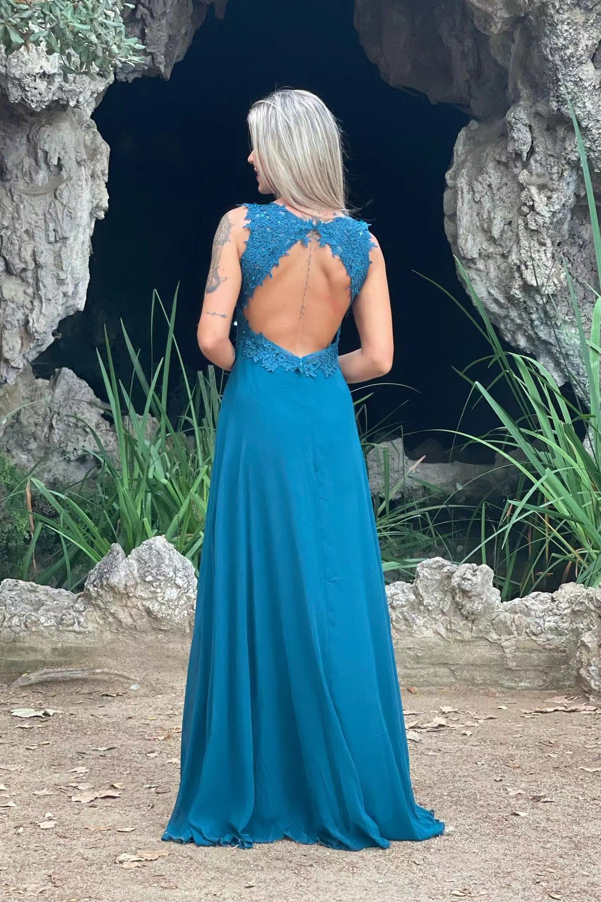 Langes Abendkleid aus Chiffon mit V-Ausschnitt, Schlitz vorn und eleganten Spitzenapplikationen