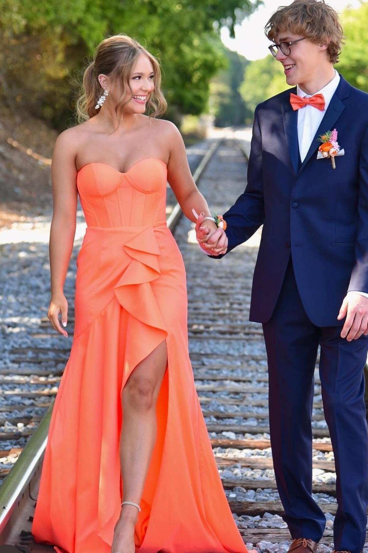Deena | Vestido de fiesta largo de sirena naranja con escote corazón y abertura