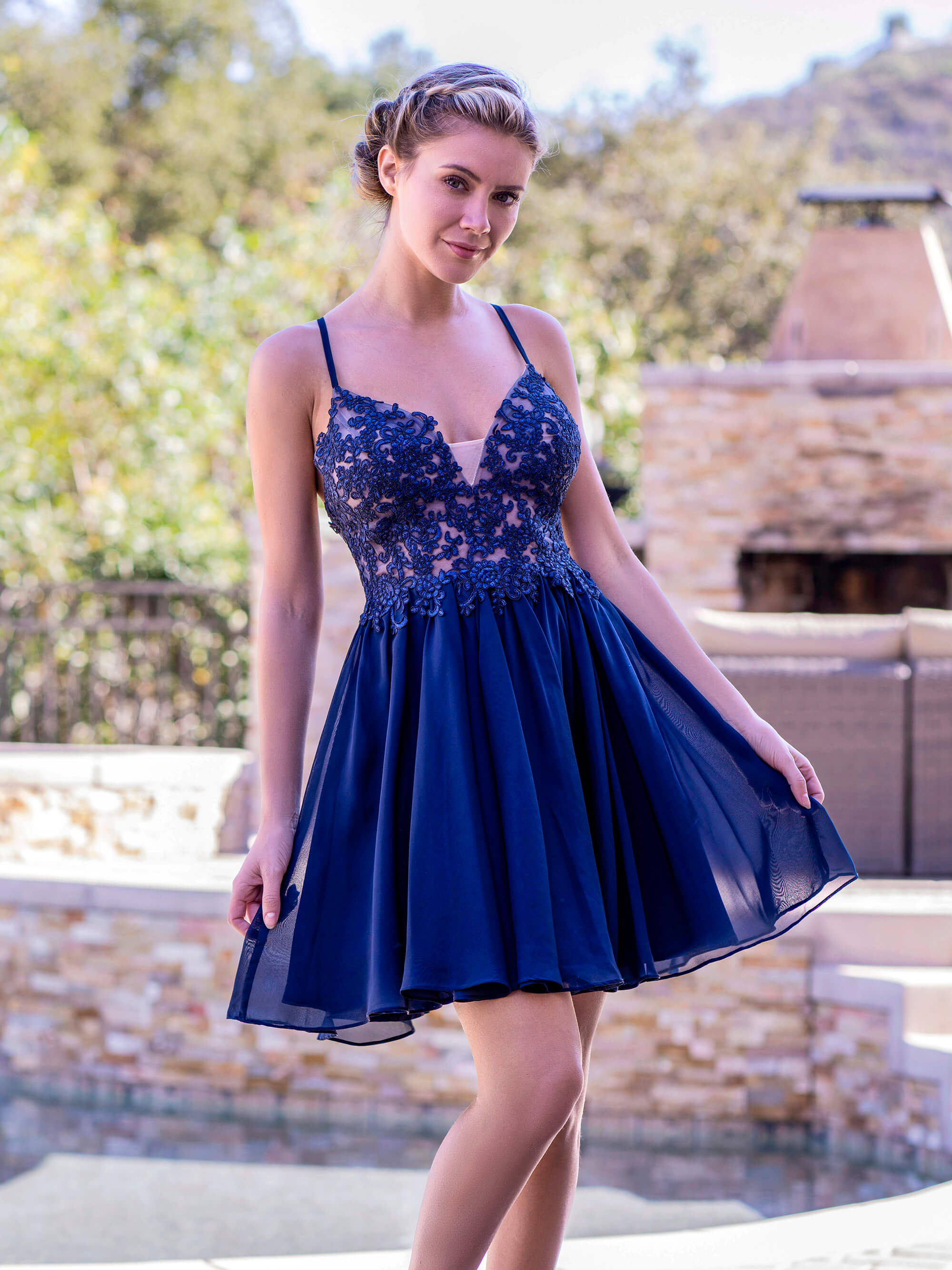 Vestido de fiesta mini con encaje en la espalda y aplique en V profundo