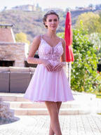 Vestido de fiesta mini de encaje con apliques en V profundo