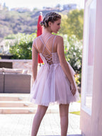 Vestido de fiesta mini de tul con apliques y escote en V profundo