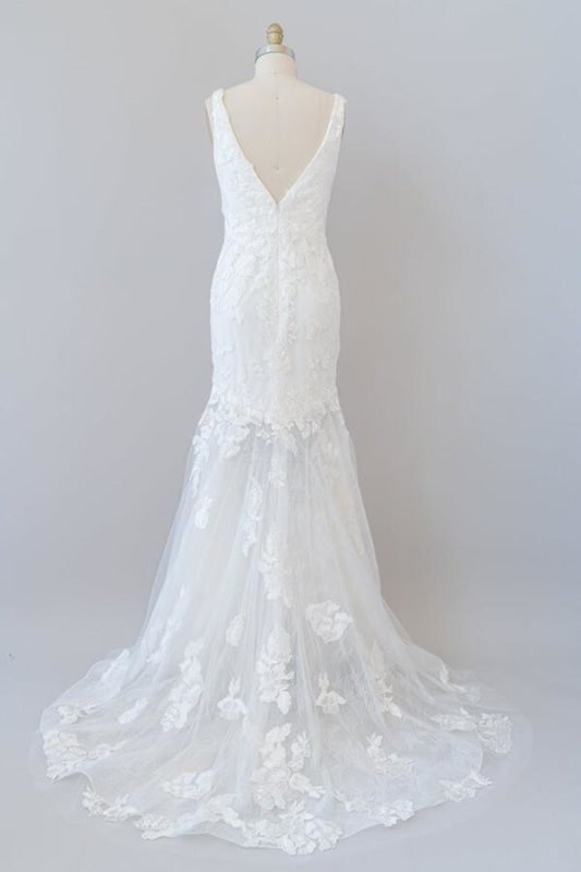 Vestidos de novia elegantes de sirena con escote en V profundo y apliques de tul