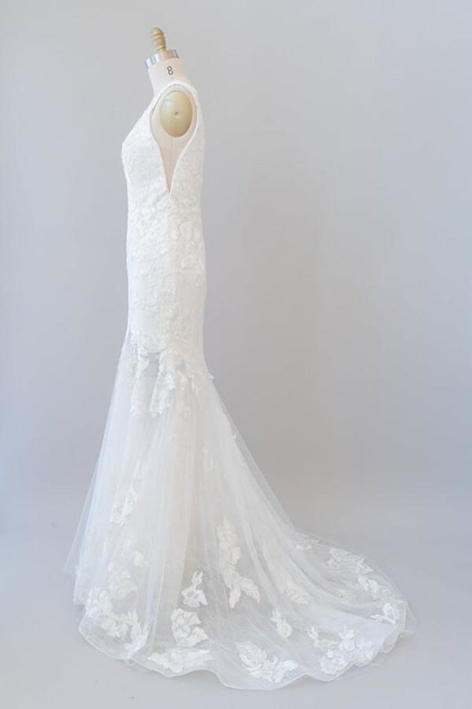 Vestidos de novia elegantes de sirena con escote en V profundo y apliques de tul