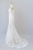 Vestidos de novia elegantes de sirena con escote en V profundo y apliques de tul