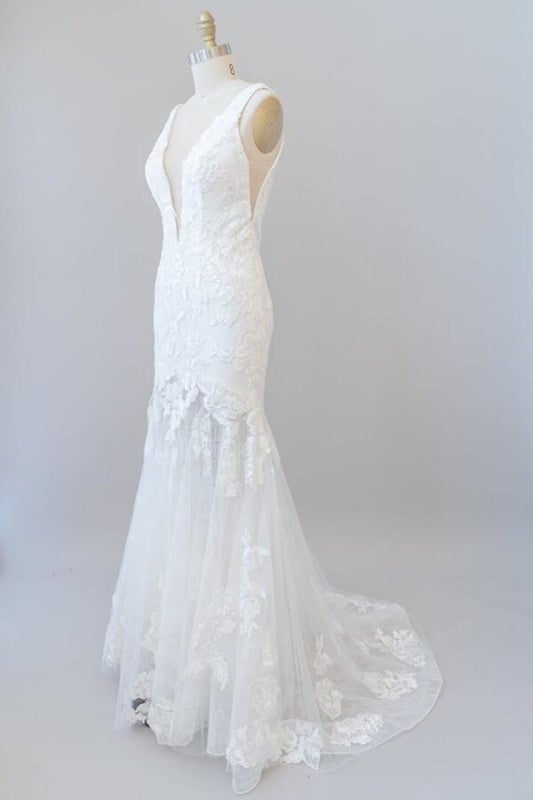 Vestidos de novia elegantes de sirena con escote en V profundo y apliques de tul