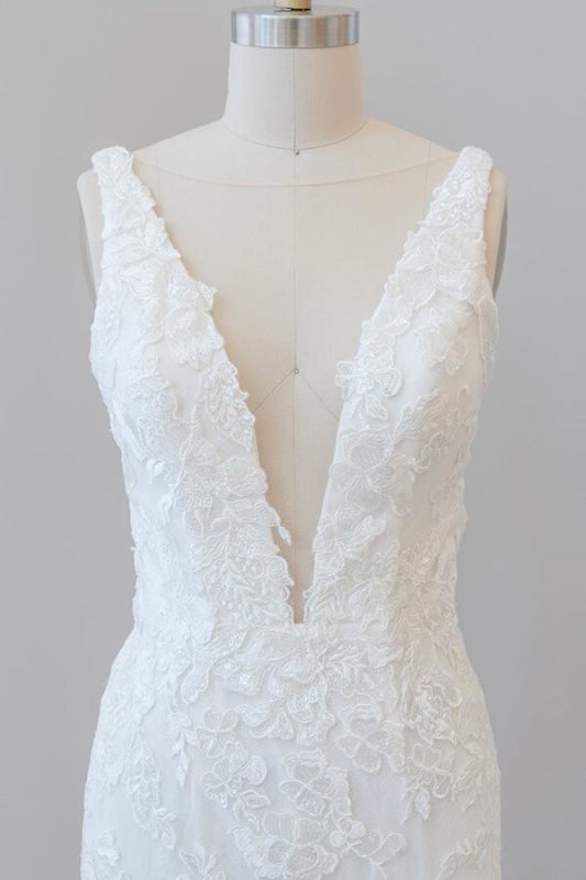 Vestidos de novia elegantes de sirena con escote en V profundo y apliques de tul