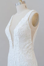 Vestidos de novia elegantes de sirena con escote en V profundo y apliques de tul