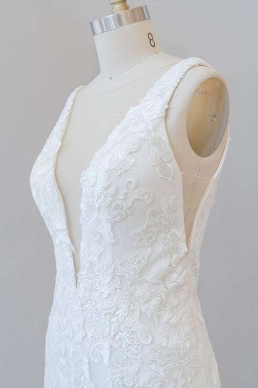 Vestidos de novia elegantes de sirena con escote en V profundo y apliques de tul