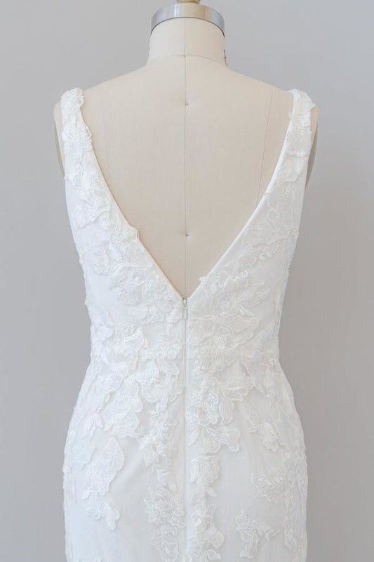Vestidos de novia elegantes de sirena con escote en V profundo y apliques de tul