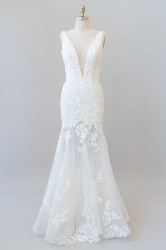 Vestidos de novia elegantes de sirena con escote en V profundo y apliques de tul