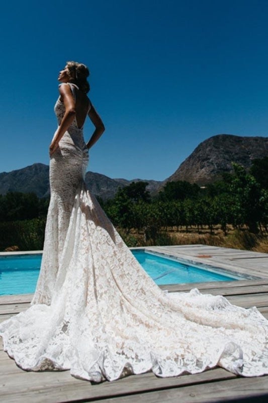 Vestidos de novia elegantes de sirena con escote en V profundo, sin mangas y encaje para playa