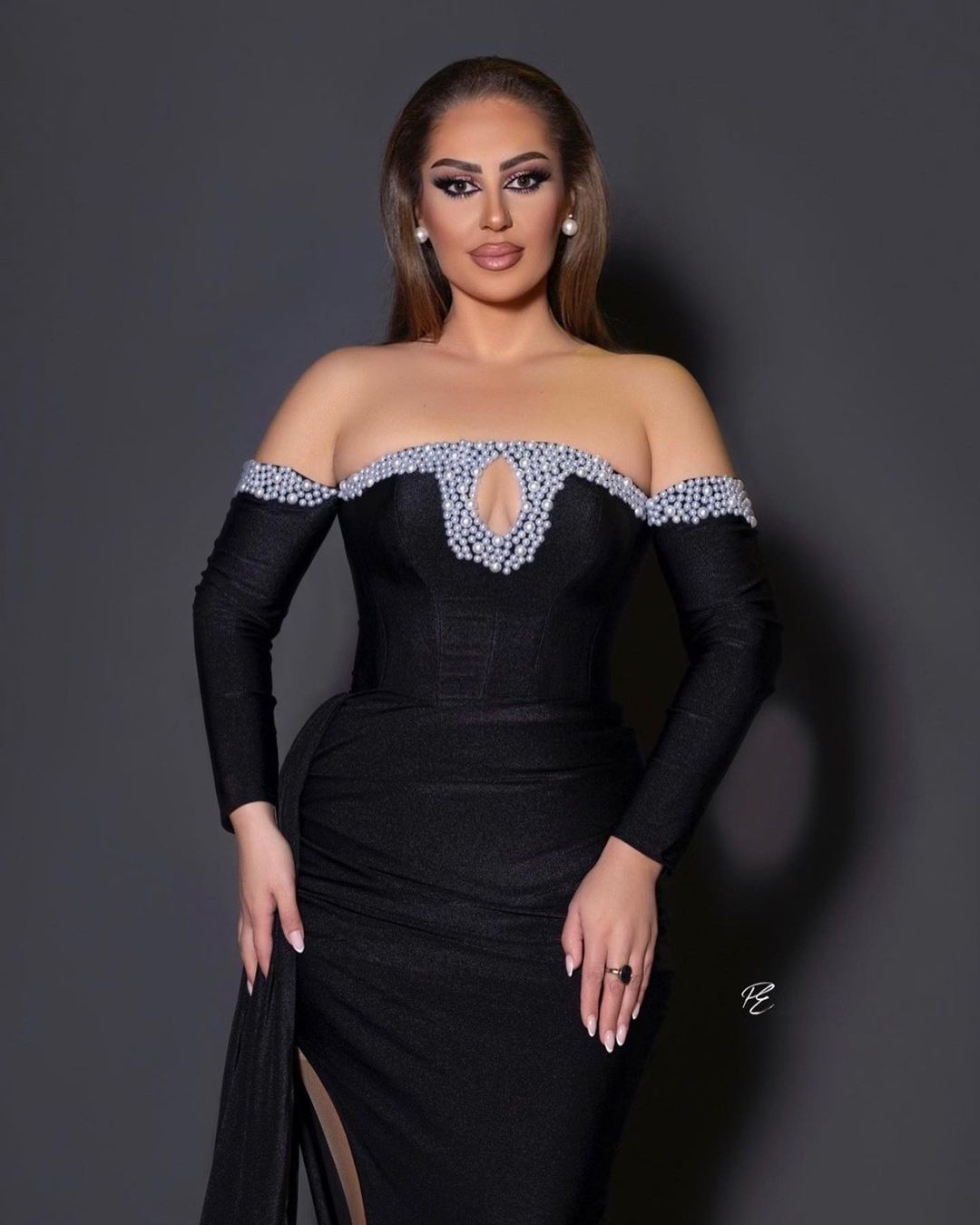 Vestido de fiesta de satén estilo sirena, de lujo, negro, largo hasta el suelo, con mangas largas y cuentas