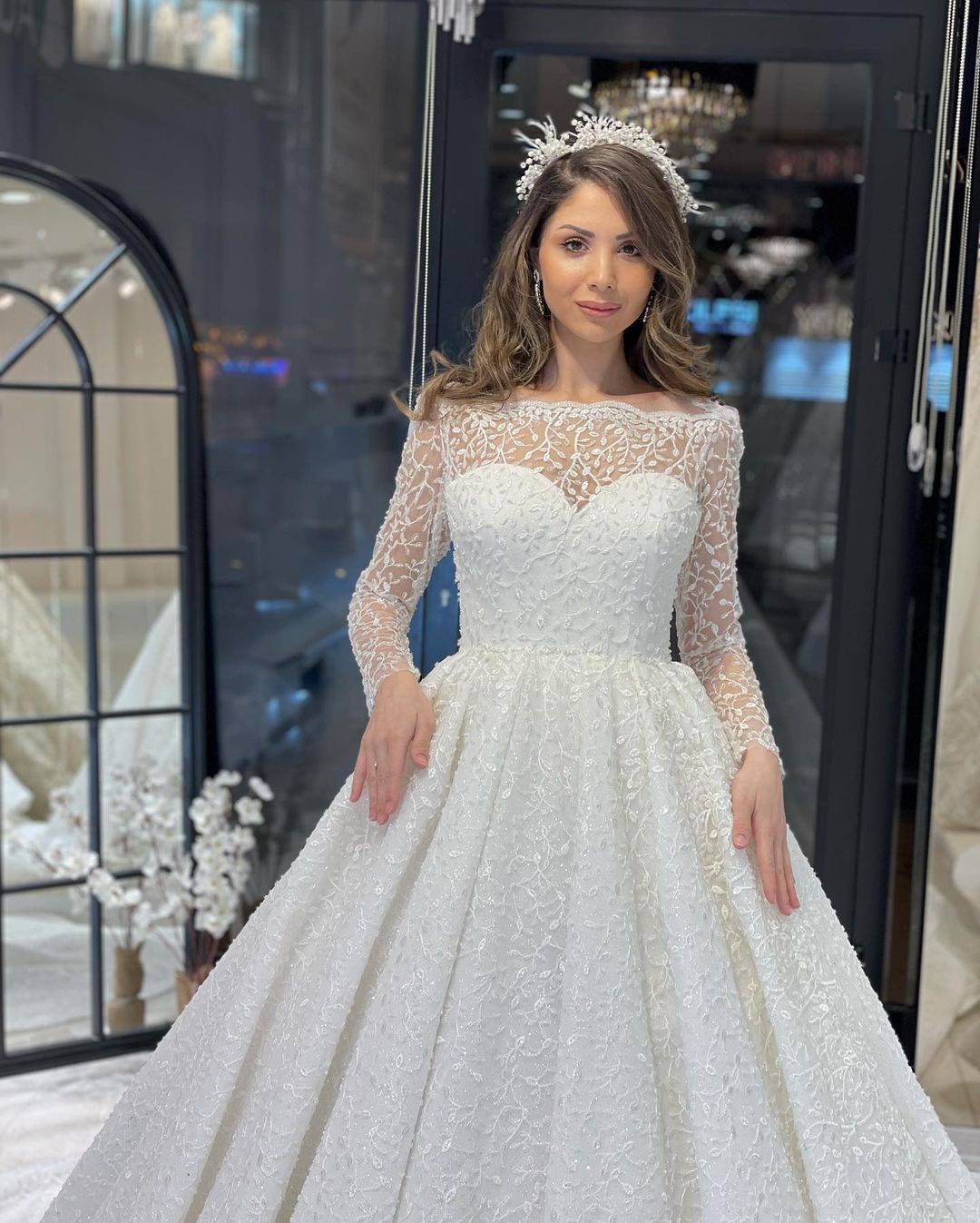 Vestido de novia de lujo de corte A con encaje, mangas largas y volantes, largo hasta el suelo