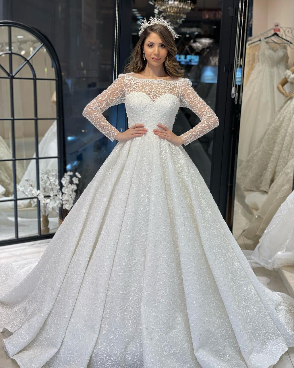 Vestido de novia de lujo de corte A con encaje, mangas largas y volantes, largo hasta el suelo