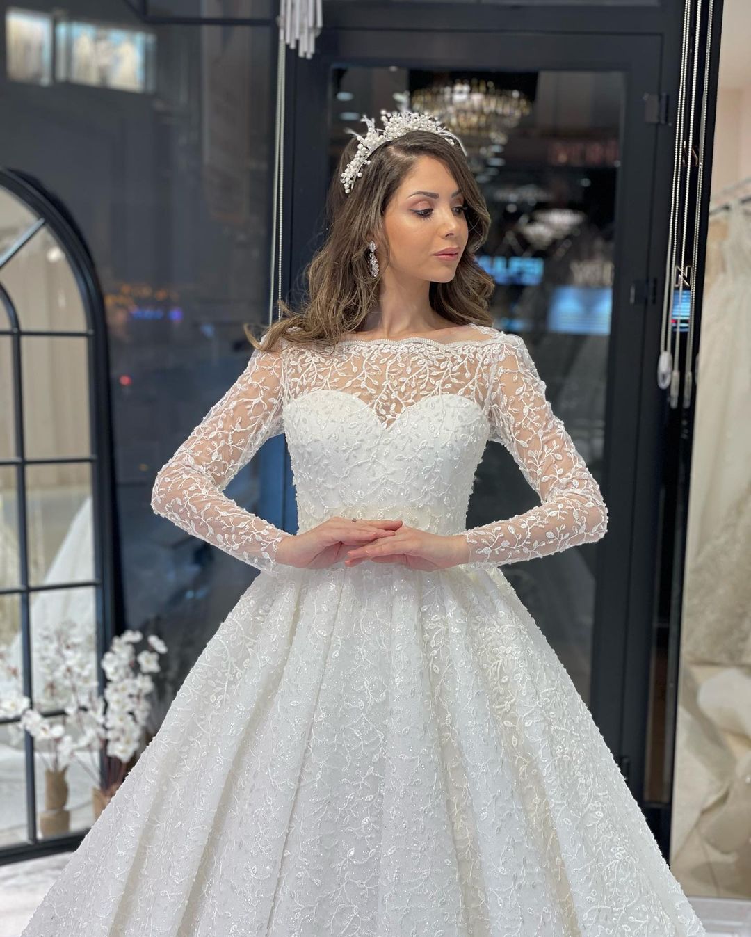 Vestido de novia de lujo de corte A con encaje, mangas largas y volantes, largo hasta el suelo