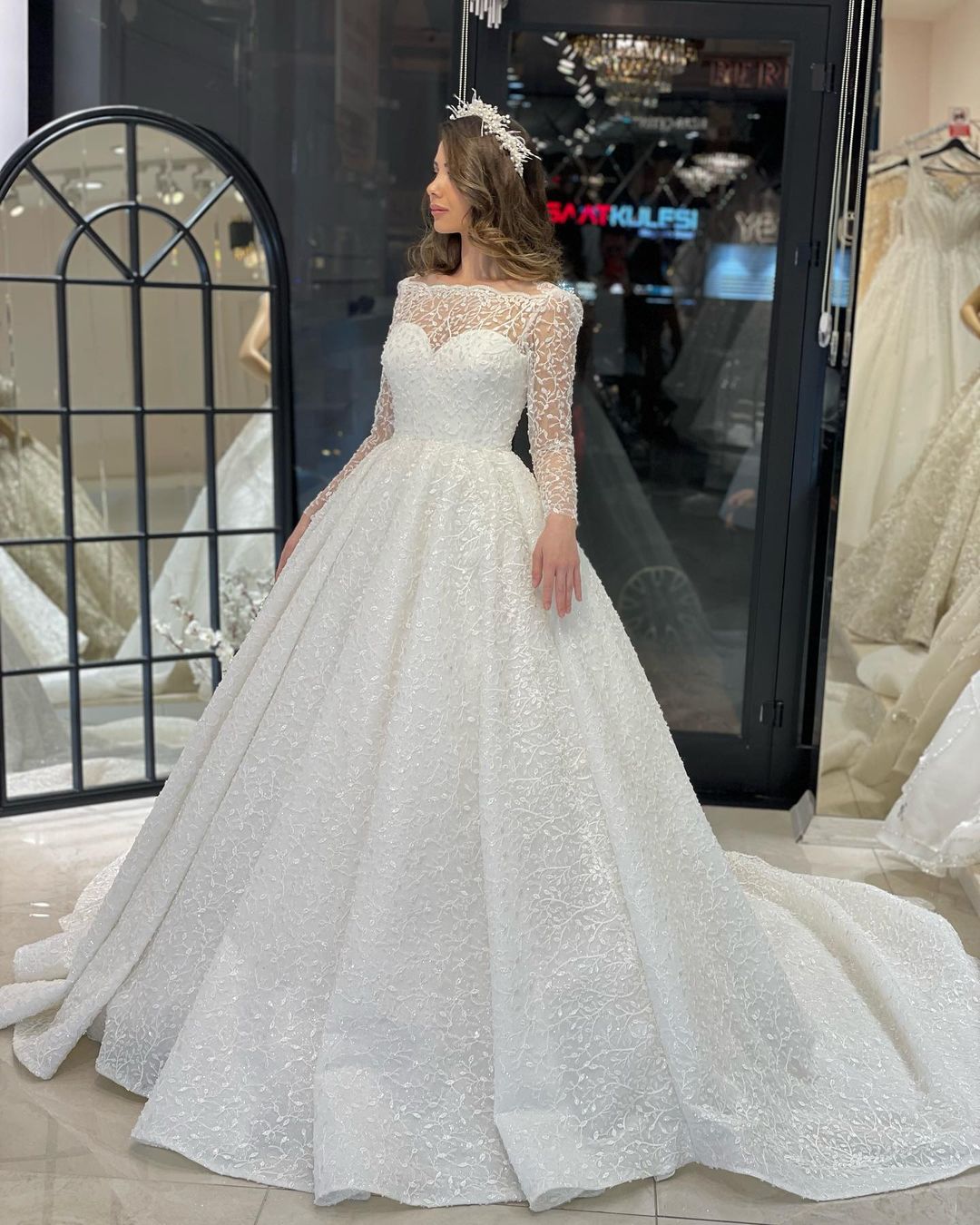 Vestido de novia de lujo de corte A con encaje, mangas largas y volantes, largo hasta el suelo