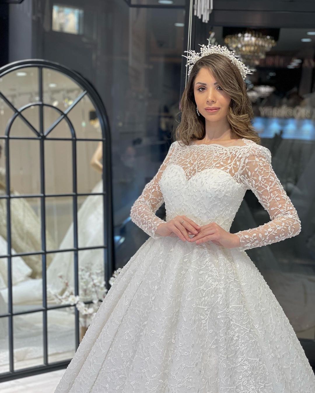 Vestido de novia de lujo de corte A con encaje, mangas largas y volantes, largo hasta el suelo