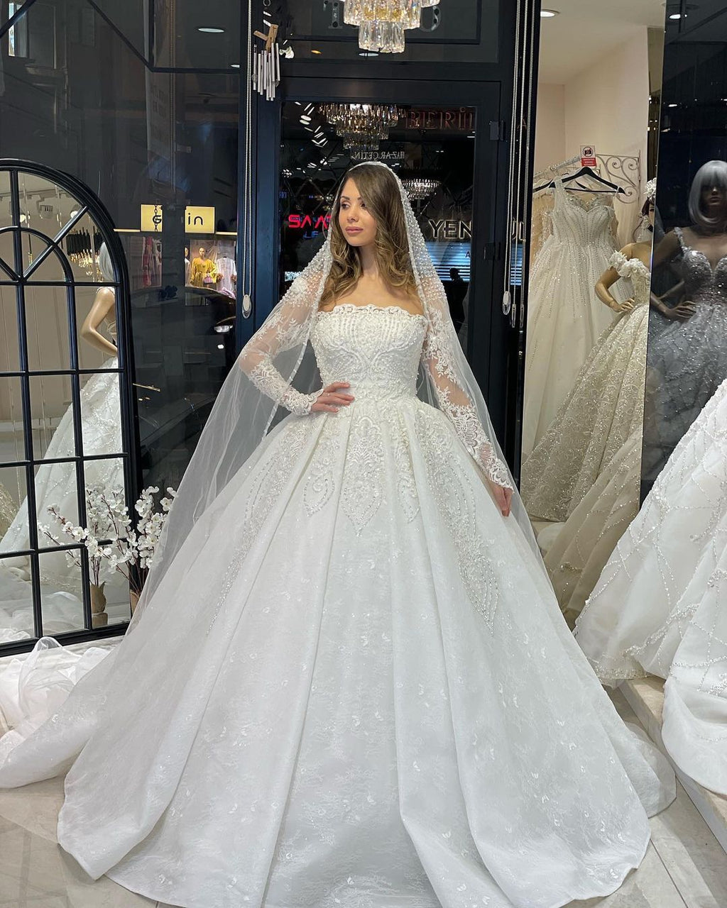 Vestido de novia de lujo de corte A con encaje, mangas largas y volantes, largo hasta el suelo