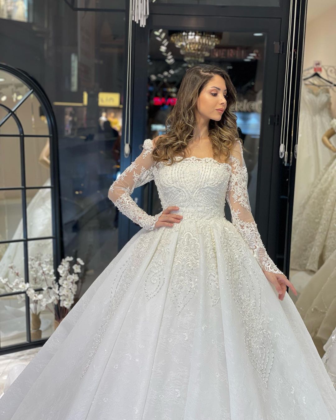 Vestido de novia de lujo de corte A con encaje, mangas largas y volantes, largo hasta el suelo
