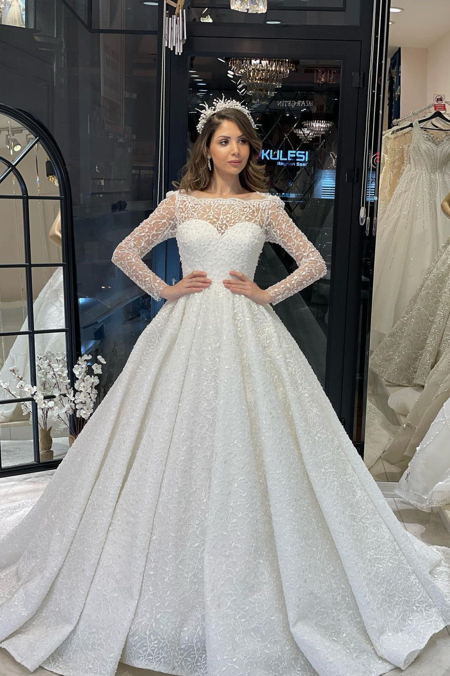 Vestido de novia de lujo de corte A con encaje, mangas largas y volantes, largo hasta el suelo