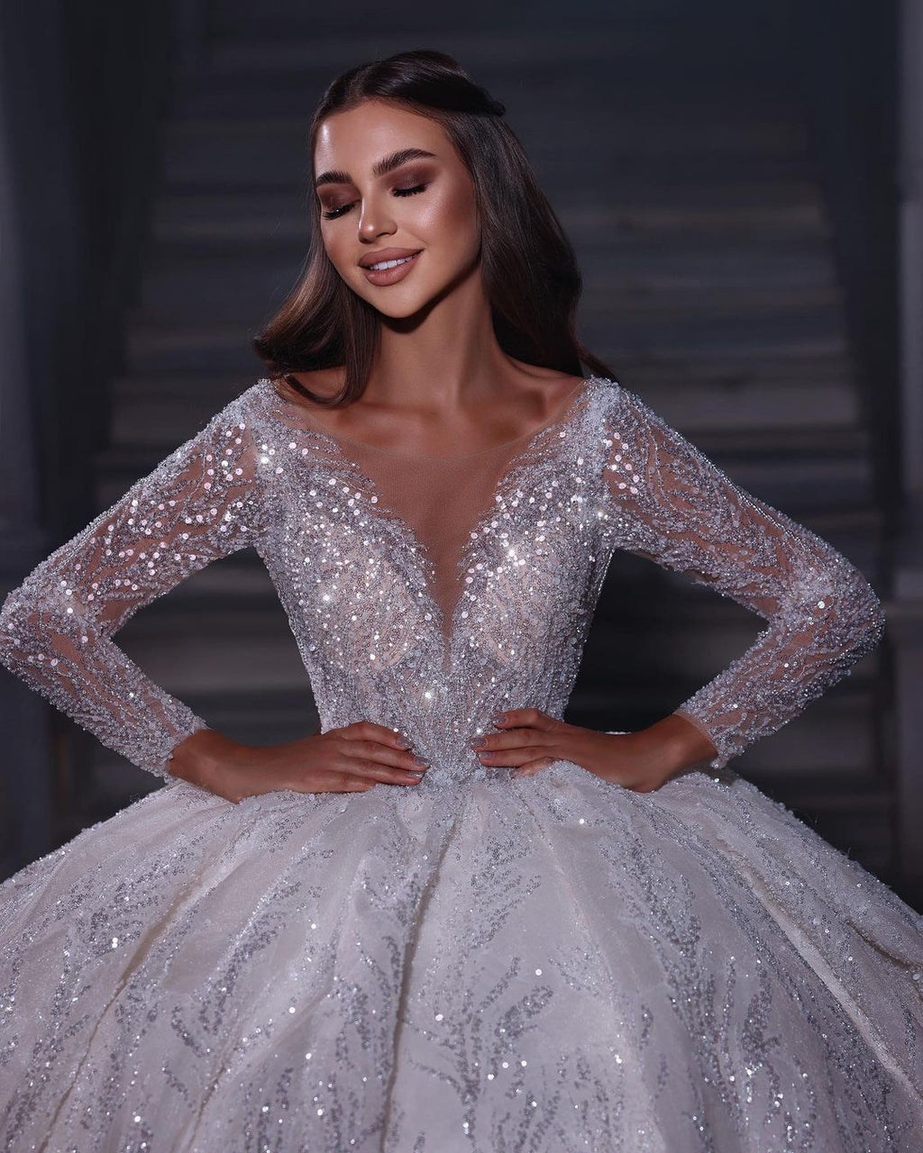 Vestido de novia de lujo con escote en forma de A, mangas largas, lentejuelas y volantes