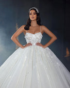 Vestido de novia de lujo de corte A con escote corazón, sin mangas, tirantes finos, encaje y volantes