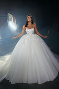 Vestido de novia de lujo de corte A con escote corazón, sin mangas, tirantes finos, encaje y volantes