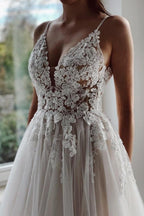 Vestidos de novia de diseñador con escote en V, apliques de línea A y encaje