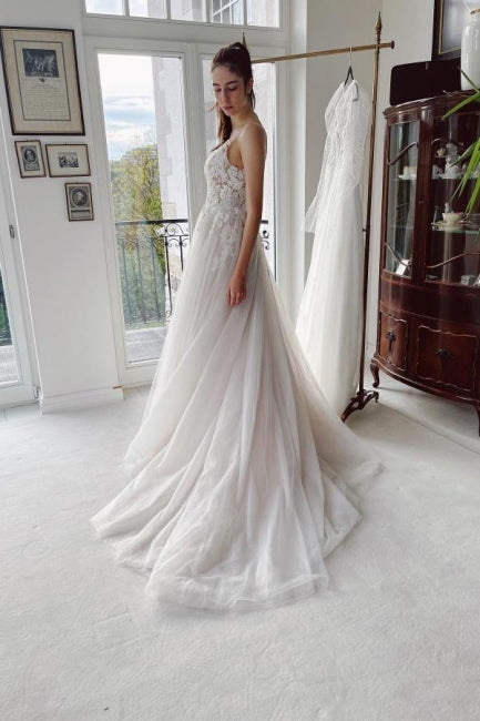 Vestidos de novia de diseñador con escote en V, apliques de línea A y encaje