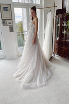 Vestidos de novia de diseñador con escote en V, apliques de línea A y encaje